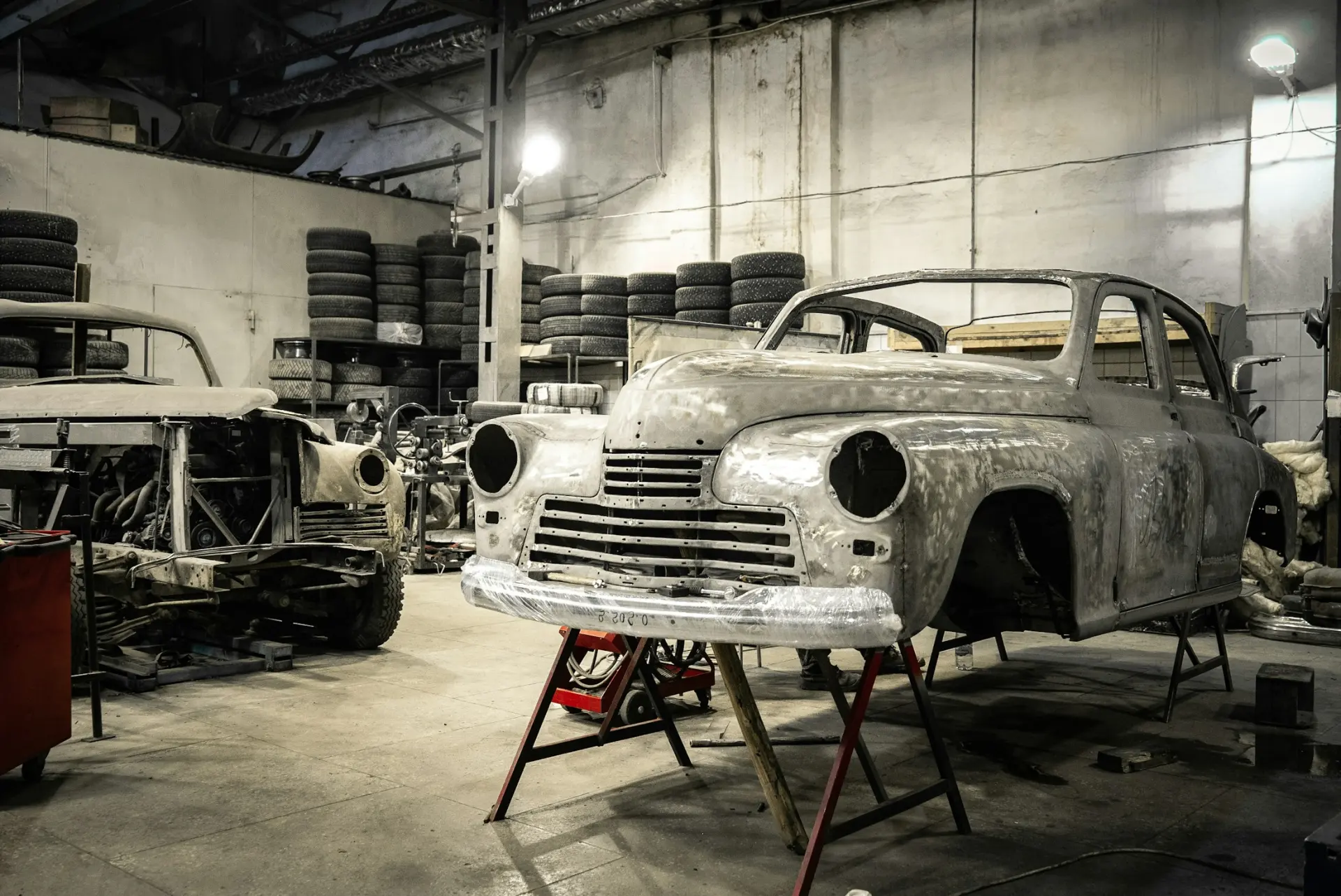 Oldtimer-Karosserie während der Restaurierung in einer Werkstatt
