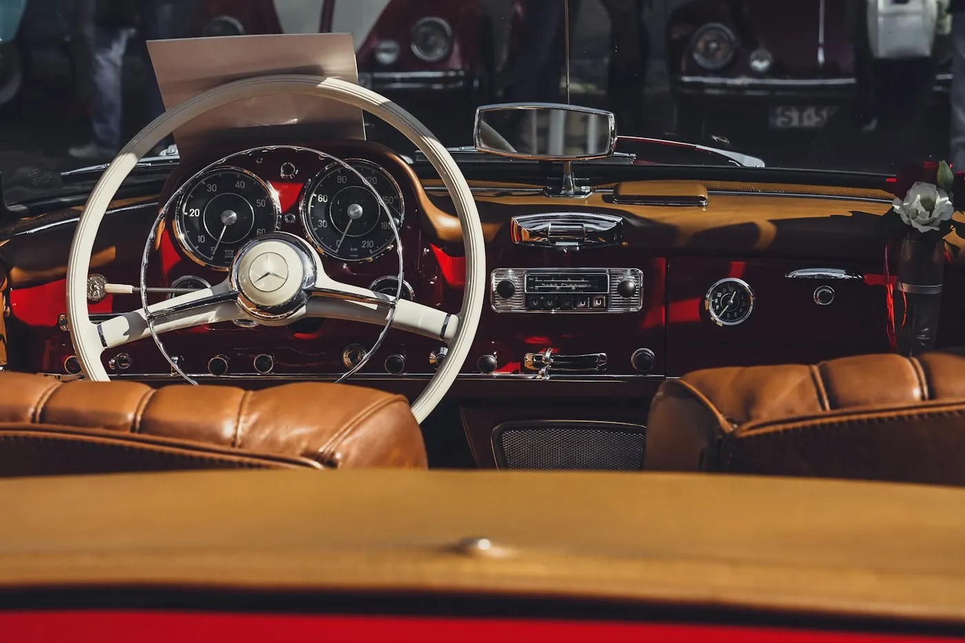 Interieur eines Mercedes-Benz-Klassikers mit weißem Lenkrad und braunen Ledersitzen