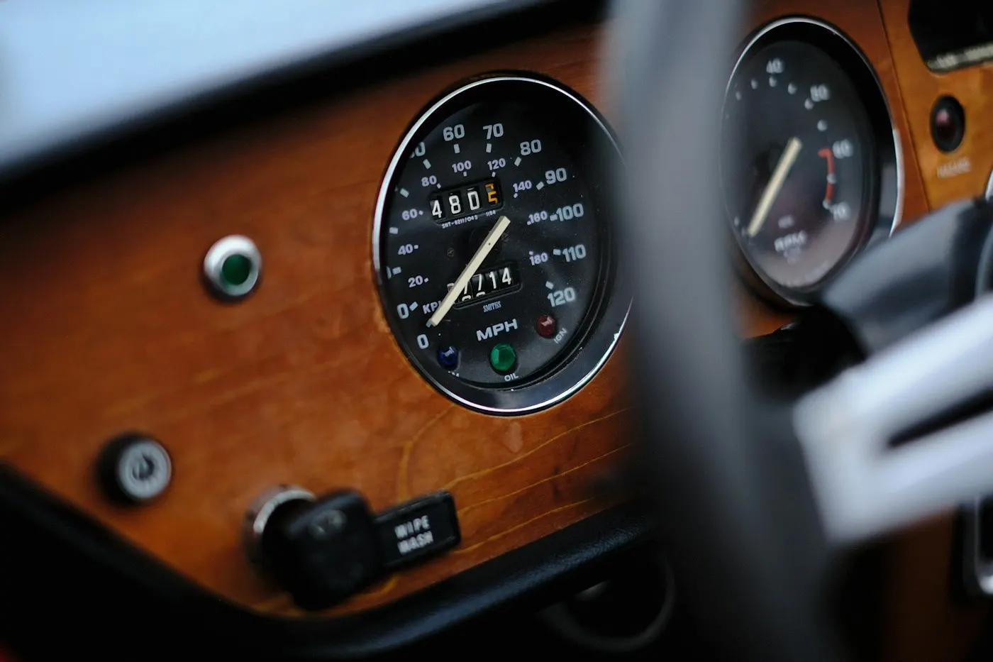 Kilometerzähler eines klassischen Fahrzeugs in Nahaufnahme