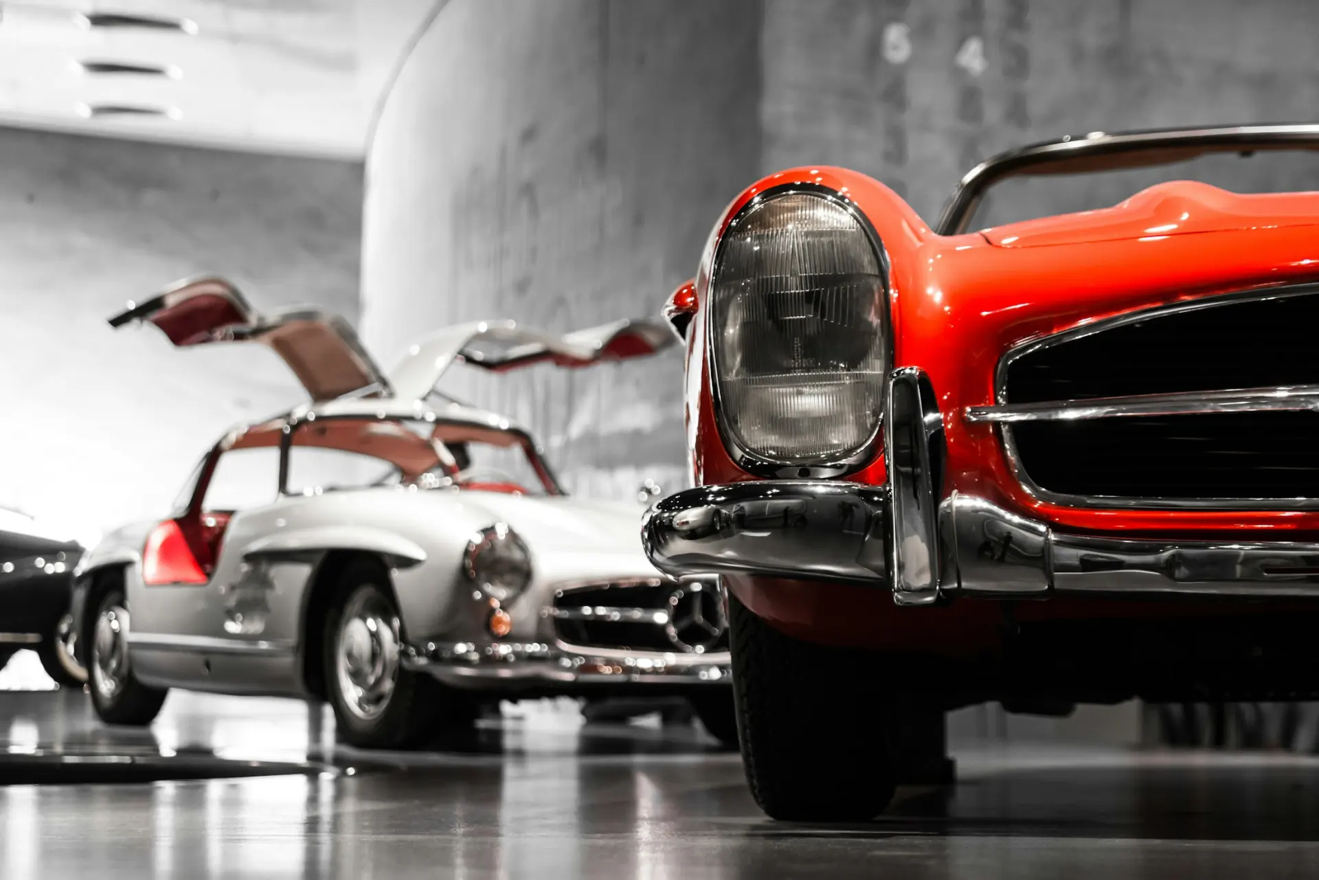 Mercedes-Benz 300 SL Flügeltürer und 190 SL im Showroom