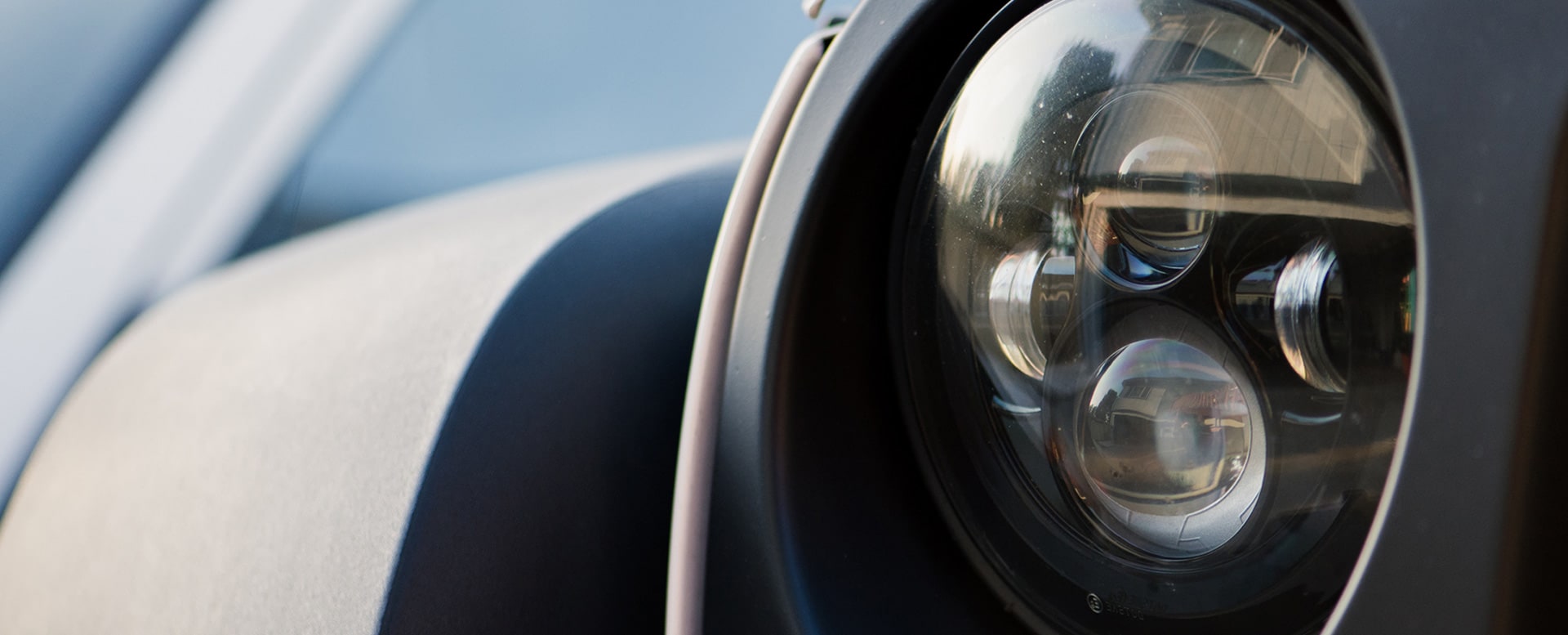 Wertgutachten: Detailaufnahme eines Fahrzeugscheinwerfers bei der Fahrzeugbewertung
